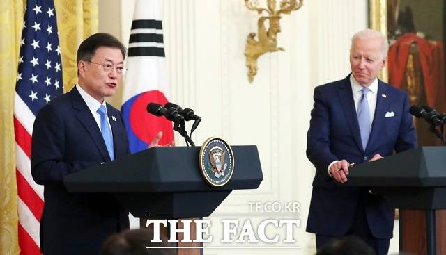 문재인 대통령과 조 바이든 미국 대통령이 21일 오후(현지시간) 한미 정상회담을 마치고 백악관 이스트룸에서 공동 기자회견을 하고 있다. /뉴시스