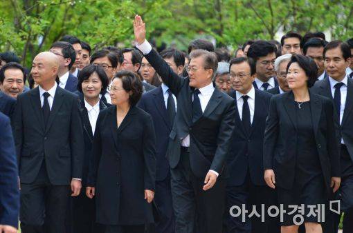 노무현 전 대통령 8주기 추도식에 참석한 문재인 대통령과 민주당 인사들. 왼쪽 네 번째가 추미애 민주당 대표.