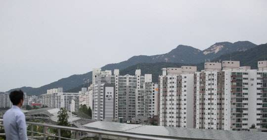 한 시민이 서울 노원구 상계동 일대 아파트 밀집 지역을 바라보고 있다. <연합뉴스>