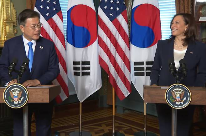 카멀라 해리스 미국 부통령(오른쪽)이 문재인 대통령의 연설을 듣던 중 소리를 내며 크게 웃고 있다. 워싱턴포스트 캡처