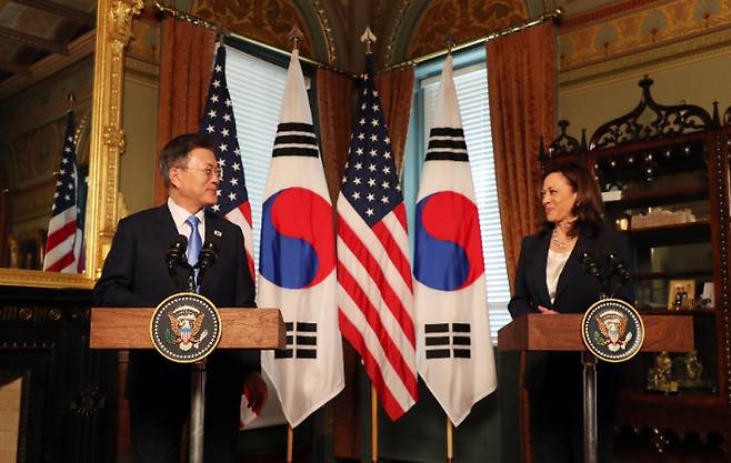 미국을 방문중인 문재인 대통령이 21일 오전(현지시간) 워싱턴 아이젠하워 행정동에서 카멀라 해리스 미국 부통령을 접견하고 있다. 연합뉴스