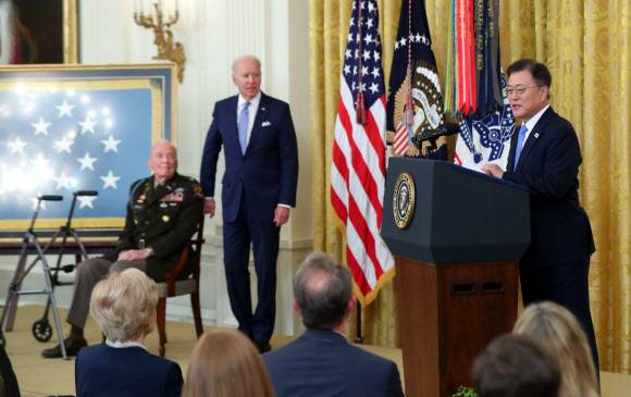 연설하는 문재인 대통령 - 미국을 방문중인 문재인 대통령이 21일 오후(현지시간) 조 바이든 미국 대통령이 참석한 가운데 백악관 이스트룸에서 열린 한국전쟁 명예 훈장 수여식에서 연설하고 있다. 2021.5.22 연합뉴스