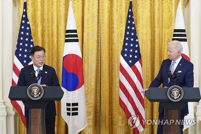 한미정상, 정상회담 후 공동기자회견 (워싱턴=연합뉴스) 최재구 기자 = 문재인 대통령과 조 바이든 미국 대통령이 21일 오후(현지시간) 백악관에서 정상회담 후 공동기자회견을 하고 있다.  2021.5.22 jjaeck9@yna.co.kr