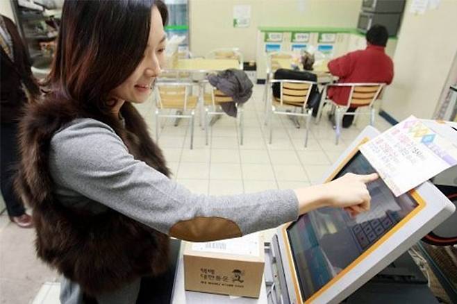 출처: 편의점에서 택배 보내는 중인 이용자