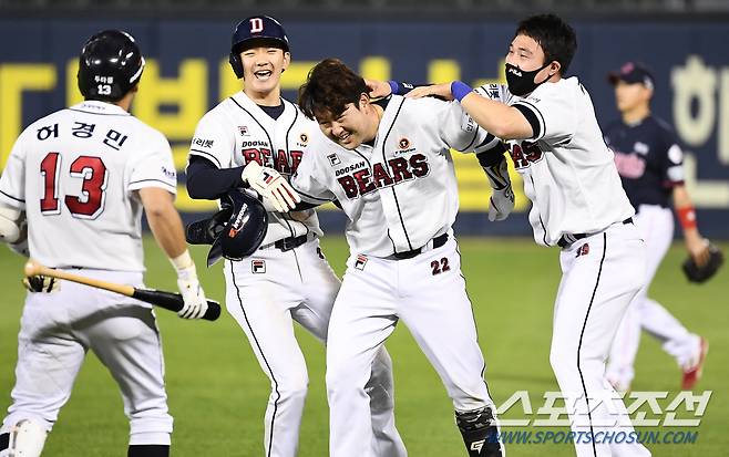 2021 KBO리그 두산 베어스와 롯데 자이언츠의 경기가 22일 잠실구장에서 열렸다. 연장 10회말 두산 장승현이 끝내기 안타를 날린 뒤 기뻐하고 있다. 잠실=박재만 기자 pjm@sportschosun.com/2021.05.22/