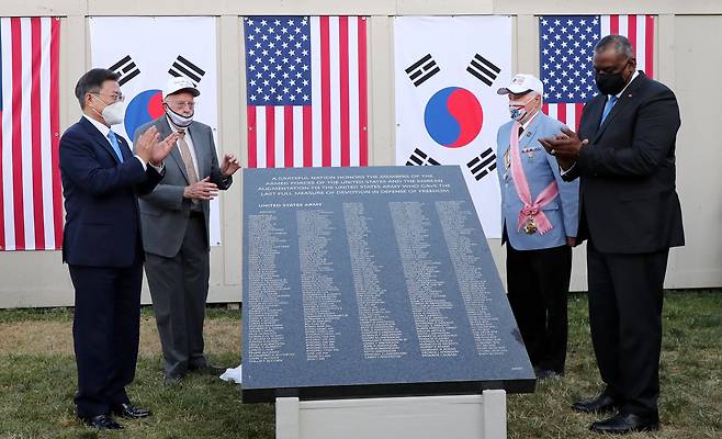 문재인 대통령이 21일 오후(현지시간) 미국 워싱턴 한국전 참전기념비 공원에서 열린 한국전 전사자 추모의 벽 착공식에 참석해 추모의 벽 모형을 제막하고 있다. 로이드 오스틴(오른쪽) 미 국방장관. 뉴시스