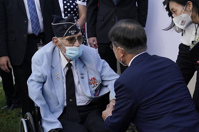 문재인 대통령이 21일 오후(현지시간) 워싱턴 한국전 참전기념비 공원에서 열린 한국전 전사자 추모의 벽 착공식에서 참전용사 윌리엄 웨버와 대화하고 있다. AP=연합뉴스