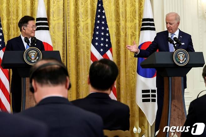 한국과 미국이 포괄적인 신종 코로나바이러스 감염증(코로나19) 백신 파트너십 구축을 합의했다. 코로나19 백신 선진국 집중 현상 등을 해소하기 위한 양국의 이해관계가 맞아 떨어졌기 때문으로 분석된다./사진=로이터