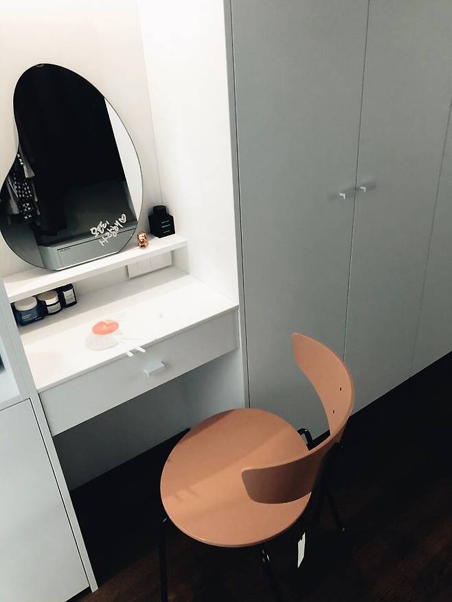 출처: <의자><거울> 등 제품정보 모아보기(▲이미지클릭)