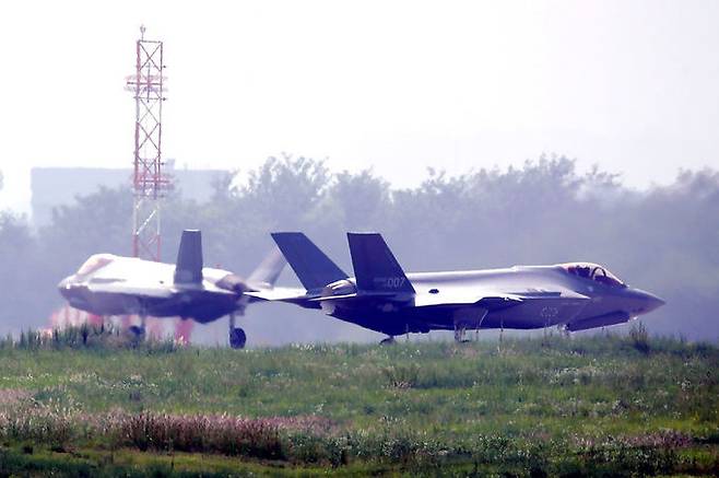 한국 공군 F-35A 스텔스 전투기들이 청주 공군기지 활주로에서 이륙하기 위해 이동하고 있다. 세계일보 자료사진