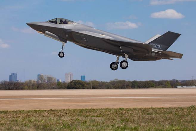 한국 공군 F-35A 스텔스 전투기가 활주로에서 이륙하고 있다. 세계일보 자료사진