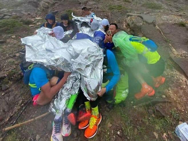 중국 산악마라톤 참가자들. 중국 웨이보 캡처