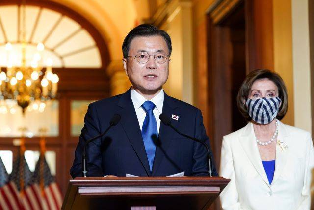 전문가들은 한국 경제의 선방은 정부의 경제 정책 보다는 기업들이 시장 흐름에 잘 대응한 덕택이라고 평가한다. 사진은 정책의 총책임을 지고 있는 문재인 대통령이 20일 오후(현지시간) 미국 국회의사당을 방문해 발언하는 모습./뉴시스