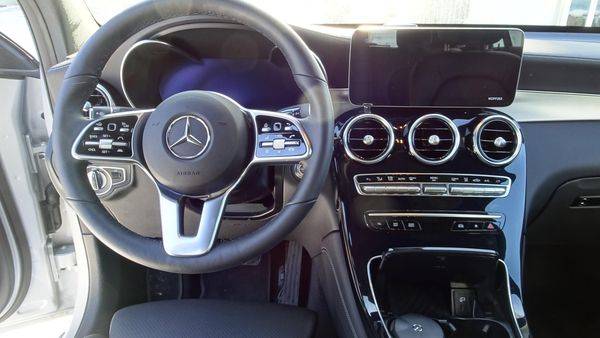 메르세데스-벤츠 GLC 300e 하이브리드 내부 모습.