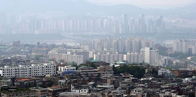 서울 아파트값이 상승 폭을 확대하며 확연한 'V자 반등'을 나타내고 있는 가운데 23일 오전 서울 남산에서 바라본 서울 시내 아파트 단지의 모습. 2021.5.23/연합뉴스