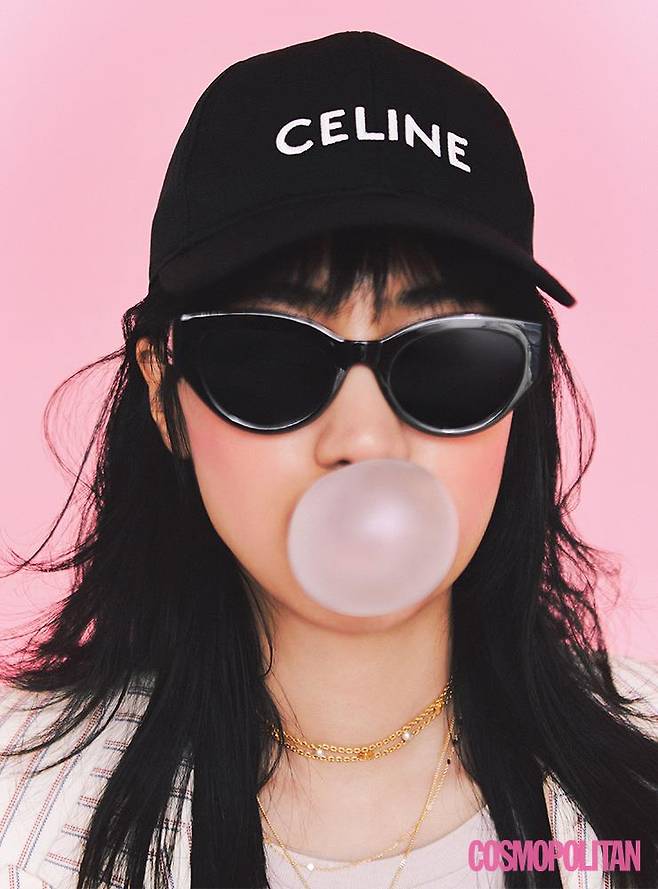 볼캡, 재킷, 티셔츠, 체인 초커 모두 가격미정 셀린느. 레이어드 목걸이 3만2천원 앵브록스. 선글라스 5만6천원대 블루엘리펀트.