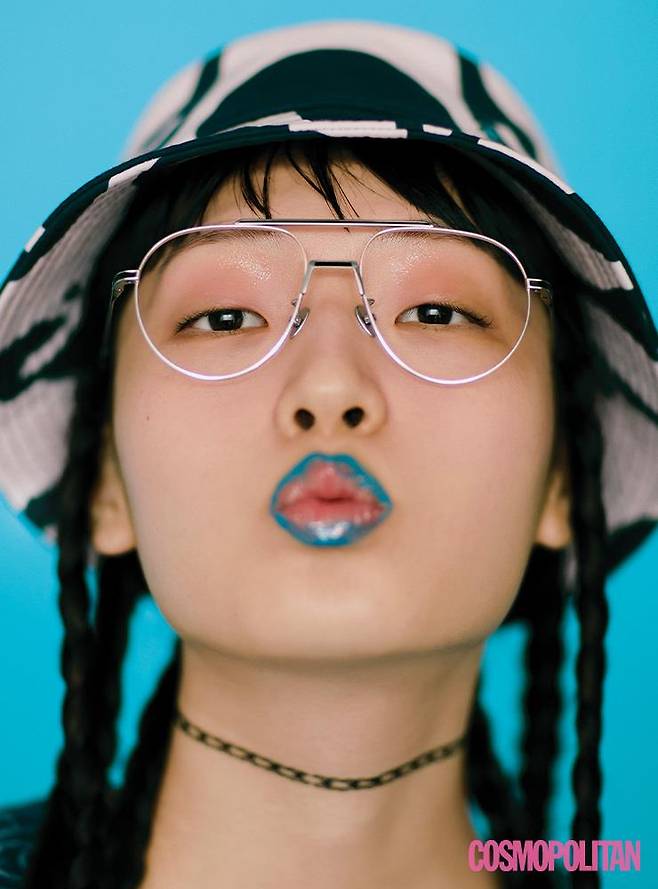 버킷 해트, 슬리브리스 톱 모두 가격미정 샤넬. 안경 29만5천원 프로젝트 프로덕트.