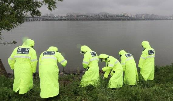 경찰이 지난 17일 서울 서초구 반포한강공원 수상택시 승강장 인근에서 故 손정민씨 친구 A씨의 스마트폰 수색 작업을 하고 있다. /사진=뉴스1