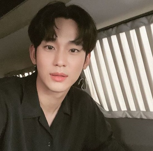 Actor Kim Soo-hyun shows off his handsome looksKim Soo-hyun posted a picture on his Instagram on the afternoon of 24 Days.Inside the picture is his selfie wearing a black shirt.Despite the close shot, the clear skin and warm beauty without humiliation attracted attention.In particular, with sharp handsomeness, Kim Soo-hyun shot The Earrings of Madame de... with a high-profile features.Meanwhile, Kim Soo-hyun is currently in the midst of filming his next film One Day.