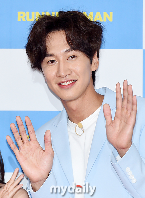Actor Lee Kwang-soo leaves SBS Running Man after 11 yearsLee Kwang-soo will host the final recording of Running Man on Monday.Earlier last month, Lee Kwang-soos agency, King Kong by Starship and SBS, announced Lee Kwang-soos departure.Lee Kwang-soo was in the process of rehabilitation related to injuries caused by the accident last year, but there were some parts that were difficult to maintain the best condition when shooting, he said. Since the accident, I decided to have time to reorganize my body and mind after a long discussion with members and production team and my agency. He said.It was not easy to decide to get off because it was a program that was not a short period of 11 years, but I decided that it was necessary to have physical time to show better things in the future activities. I would like to express my sincere gratitude to Lee Kwang-soo through Running Man.Running Man also said, We decided to respect Lee Kwang-soos intention to get off. Lee Kwang-soo went through the leg rehabilitation process after a traffic accident last year and was not in the best condition. I took care of it.However, despite Lee Kwang-soos efforts, it was difficult to do this together, and the members and production team talked about the worries about it. Production team said, Members and production team wanted to spend more time with Lee Kwang-soo in Running Man, but Lee Kwang-soos opinion as a Running Man member was important, so I decided to respect his decision after a long conversation. Unfortunately, I would like to ask the audience to warmly support and encourage them, and Running Man members and production team will also support Eternal member Lee Kwang-soo Lee Kwang-soo, the first member of Running Man, has been the backbone of laughter in the program for the past 11 years.He was loved by various nicknames such as traitor giraffe and Asia prince.