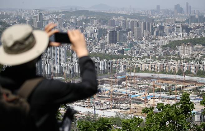 서울 강남구 대모산 전망대에서 바라본 강남 아파트 일대. [연합]