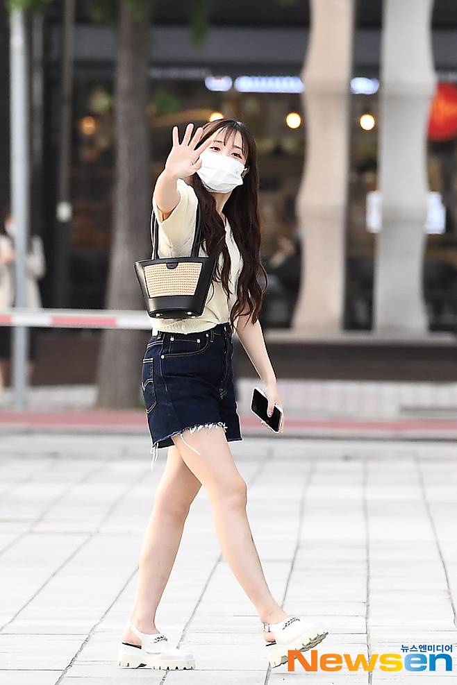 Lovelyz (LOVELYZ) member Yoo Ji-ae is on his way to work to attend the SBS Power FM Lee Juns Young Street special DJ at SBS Mok-dong, Seoul Yangcheon-gu, May 24.