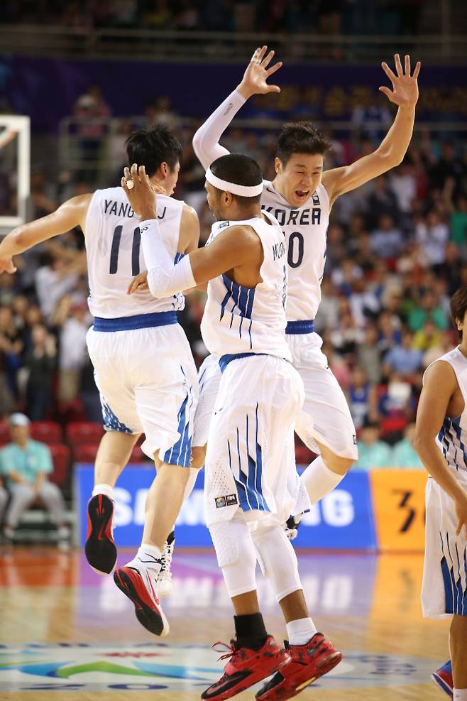 환호하는 양희종과 문태종 조성민. KBL 제공