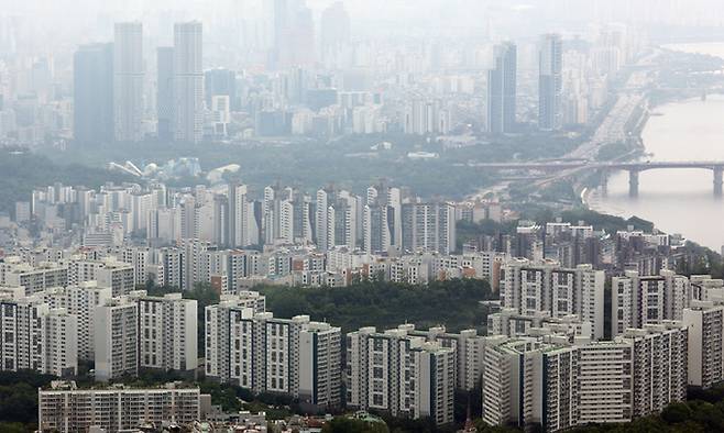 23일 오전 서울 용산구 N서울타워에서 바라본 아파트 단지의 모습. 뉴스1