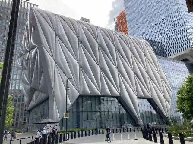 뉴욕 허드슨 야드를 대표하는 복합문화공간 ‘더 셰드(The Shed)’의 외부 전경. 매년 천막형 공간에서 열리던 ‘프리즈(FRIEZE) 뉴욕’이 올해는 이곳으로 장소를 옮겨 지난 5~9일 열렸다.