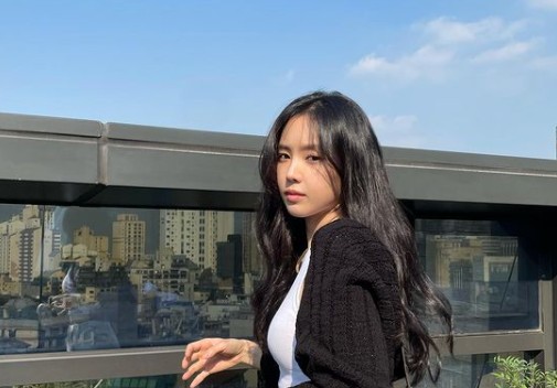 Son Na-eun has reported on his recent situation.On the 23rd, Son Na-eun posted several photos on his Instagram.In the photo, Son Na-eun took pictures in various poses at the rooftop of the building; Son Na-eun showed a neat daily look by matching cardigans to a sleeveless mat.Also Son Na-eun showed off his Luxury S line with a slender, slender figure, the subtle smile also made fans feel heartwarming.On the other hand, Apink Park Chan-long, Yoon Bomi, Jung Eun-ji, Kim Nam-ju and Oh Ha-young signed a contract with their agency PlayM Entertainment, and Son Na-eun agreed not to renew the contract.And set up a bird nest in YG Entertainment. JTBCs new drama Human Disqualification was chosen as its next film
