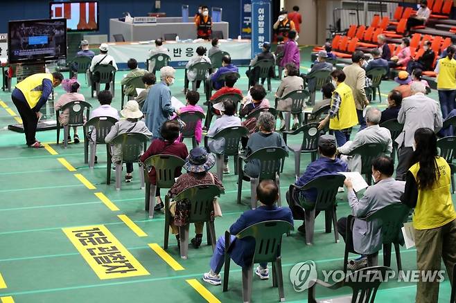 이상 반응 관찰구역, 화이자 백신 1차 접종 재개 (광주=연합뉴스) 조남수 기자 = 24일 오전 광주 서구 염주체육관에 마련된 코로나19 예방접종센터에서 화이자 백신 1차 접종을 마친 시민들이 이상 반응 확인을 위해 관찰구역에 머물고 있다. 2021.5.24 iso64@yna.co.kr