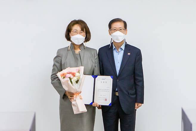 한국스포츠정책과학원 남윤신 신임 원장(왼쪽)과 조현재 국민체육진흥공단 이사장이 기념촬영을 하고 있다. [사진=국민체육진흥공단 제공]