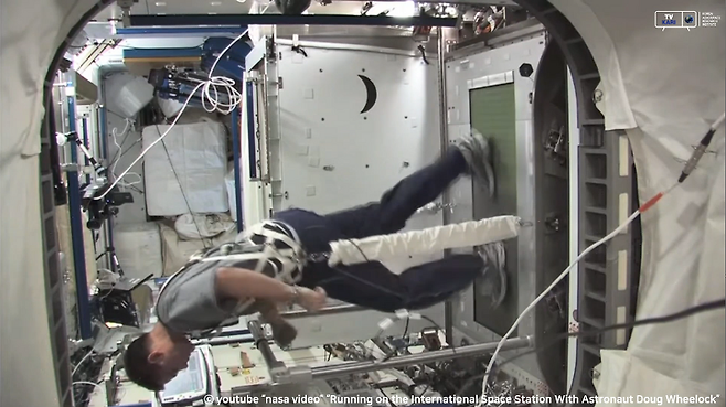 출처: youtube channel "nasa video" "Running on the International Space Station With Astronaut Doug Wheelock"