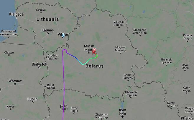23일 그리스 아테네에서 리투아니아 빌뉴스로 가던 라이언에어 4987기가 벨라루스 민스크공항에 강제착륙한 항로를 보여주는 플라이트레이더 지도./로이터 연합뉴스