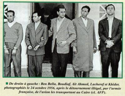 1956년 10월 프랑스군에 의해 자신들의 탄 여객기가 튀니스에 강제 착륙한 뒤 체포된 당시 알제리 독립 무장세력 FLN의 지도자들. 민간여객기에 대한 최초의 국가 차원 하이재킹이었고, 명백한 국제법 위반이었다./AFP 자료사진