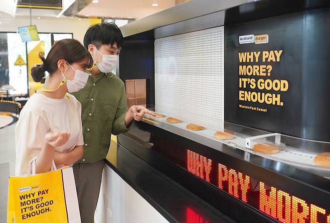 출처: (노브랜드버거의 조리 자동화 장비의 모습 ⓒ신세계푸드)