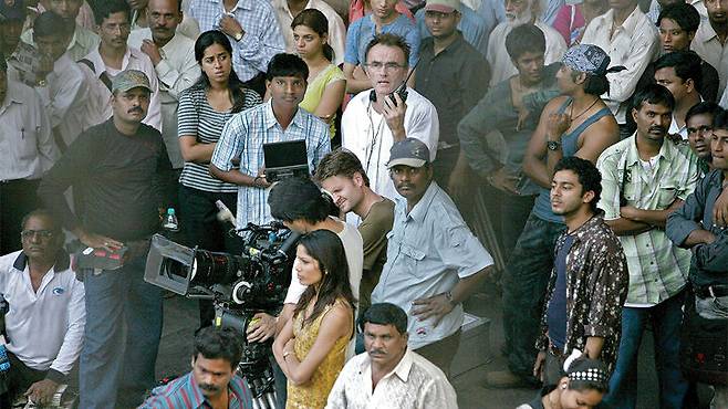 출처: <슬럼독 밀리어네어> 촬영 장면. 가운데 무전기를 잡은 사람이 대니 보일 감독.