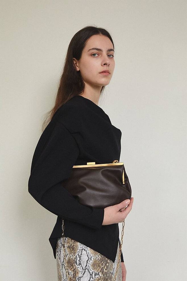 출처: 19 메종마레 WRINKLE CHAIN BAG (328,000원)