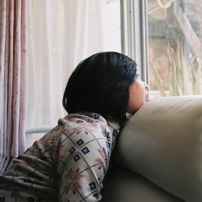 식물 키우는 것도, 꽃 보는 것도 참 좋아하는 엄마는 자주 계절의 변화를 넋 놓고 봤다. “와, 이거 봐라.” 무신경한 나는 그러거나 말거나 명랑한 엄마가 웃기고 귀여웠다.