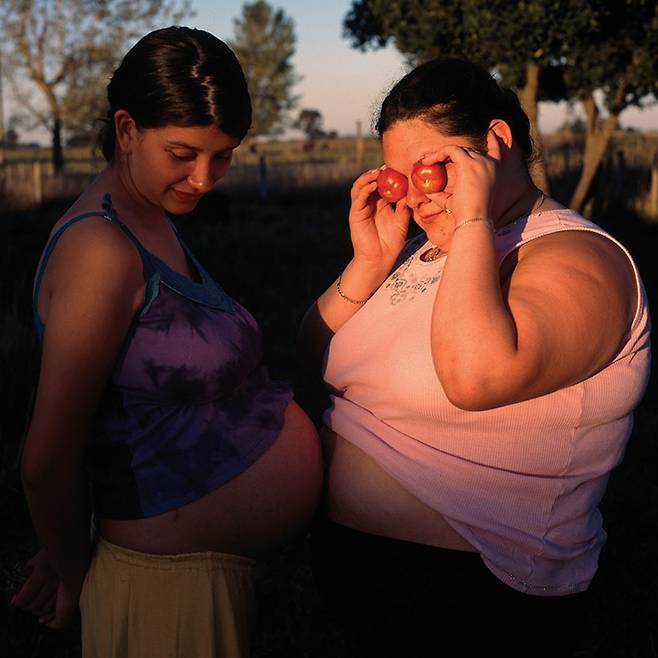 16세에 어머니가 된 벨린다의 모습을 만날 수 있는 〈기예와 벨린다의 모험, 그리고 변치 않을 여름에 대한 환상 The Adventures of Guille and Belinda and the Illusion of an Everlasting Summer〉. ⓒ Alessandra Sanguinetti/Magnum Photos/Europhotos.