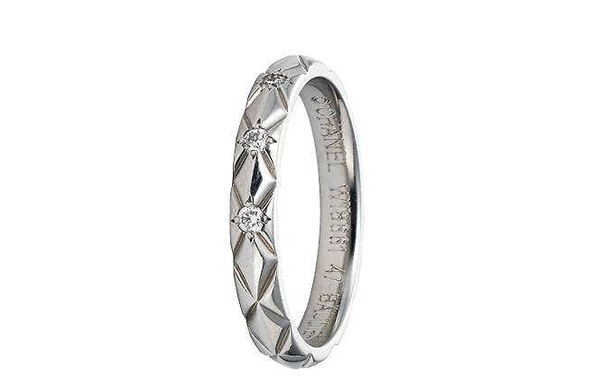 출처: 마뜰라세 웨딩 밴드, 가격 미정, Chanel Fine Jewelry.
