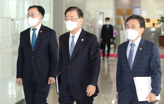 정의용 외교부 장관(가운데)과 권덕철 보건복지부 장관(오른쪽), 문승욱 산업통상자원부 장관(왼쪽)이 25일 외교부에서 대통령 방미 성과를 발표하기 위해 회견장으로 이동하는 모습 [연합뉴스]