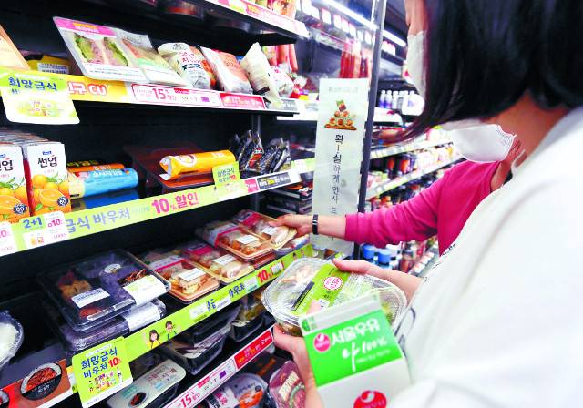 한 학부모가 24일 서울시내 한 편의점에서 희망급식바우처로 살 수 있는 품목을 고르고 있다. 윤성호 기자