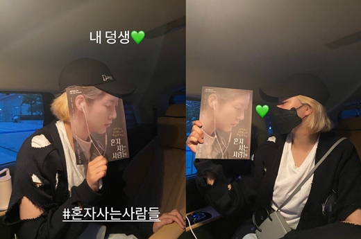 My brother...infinite affectionActor Gong Seung-yeon has expressed his affection for his younger brother, group TWICE member Jingyeon.On the 25th, Gong Seung-yeon posted two photos on his Instagram story with an article entitled My Deaf.In the photo, Jingyeon was shown exquisitely matching his face with a poster.Gong Seung-yeon was well received for his first feature film with the movie People Who Live Alone released on the 19th.He won the actor award in the 22nd Jeonju International Film Festival Korea Competition.Previously, the 24th Days Jingyeon cheered on the official Instagram of TWICE, leaving the article I felt you today ... I felt you are an actor.So, Gong Seung-yeon expresses his gratitude and gives the warmth of his sister.