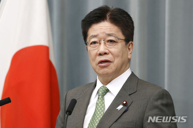 [도쿄=AP/뉴시스]지난달 6일 가토 가쓰노부 일본 관방장관이 도쿄에서 정례 기자회견을 가지고 있다. 2021.05.25.
