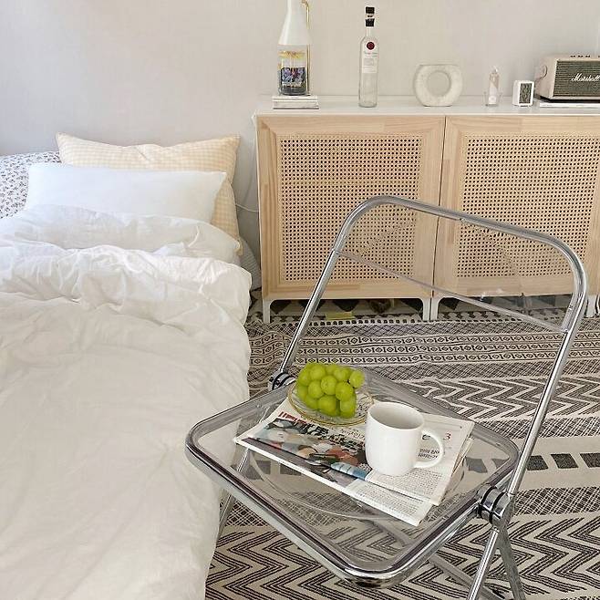 출처: <투명접이식의자> 등 제품정보 모아보기(▲이미지클릭)