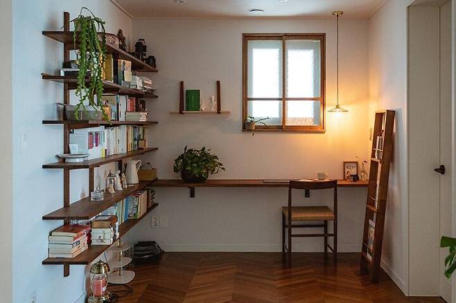 출처: <책장> <의자> 제품 정보 보러가기 (▲이미지 클릭)