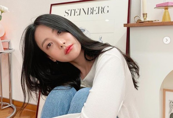 Actor Oh Yeon-seo captivated Eye-catching as she showed off her innocent figureDays Oh Yeon-seo posted a picture on his Instagram with an article entitled What is minimalism?The photo shows Oh Yeon-seo sitting indoors staring at the camera in a white blouse and jeans.The visuals with the ceramic skin, the beautiful deer eyes, and the shaved features, and the charm full of pure innocence in everyday life capture Eye-catching.On the other hand, Oh Yeon-seo finds fans through the Kakao TV web drama The Crazy X of this area.