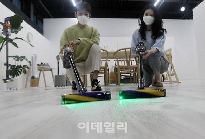 [이데일리 김태형 기자] 25일 서울 성동구 에스팩토리에서 열린 다이슨 무선청소기 신제품 론칭 행사에서 모델들이 ‘다이슨 V15 디텍트™’와 ‘다이슨 V12 디텍트 슬림™’을 시연해 보고 있다.