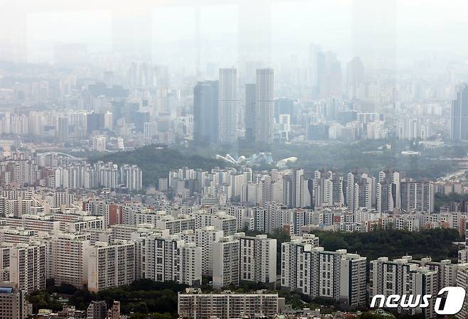 서울 용산구 N서울타워에서 바라본 아파트 단지의 모습. 2021.5.23/뉴스1 © News1 이재명 기자